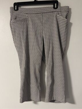89th & Madison Geometric White Black Cropped Pull-on Capri Pants Size Medium